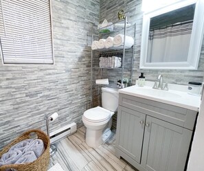 Combined shower/tub, jetted tub, towels, soap
