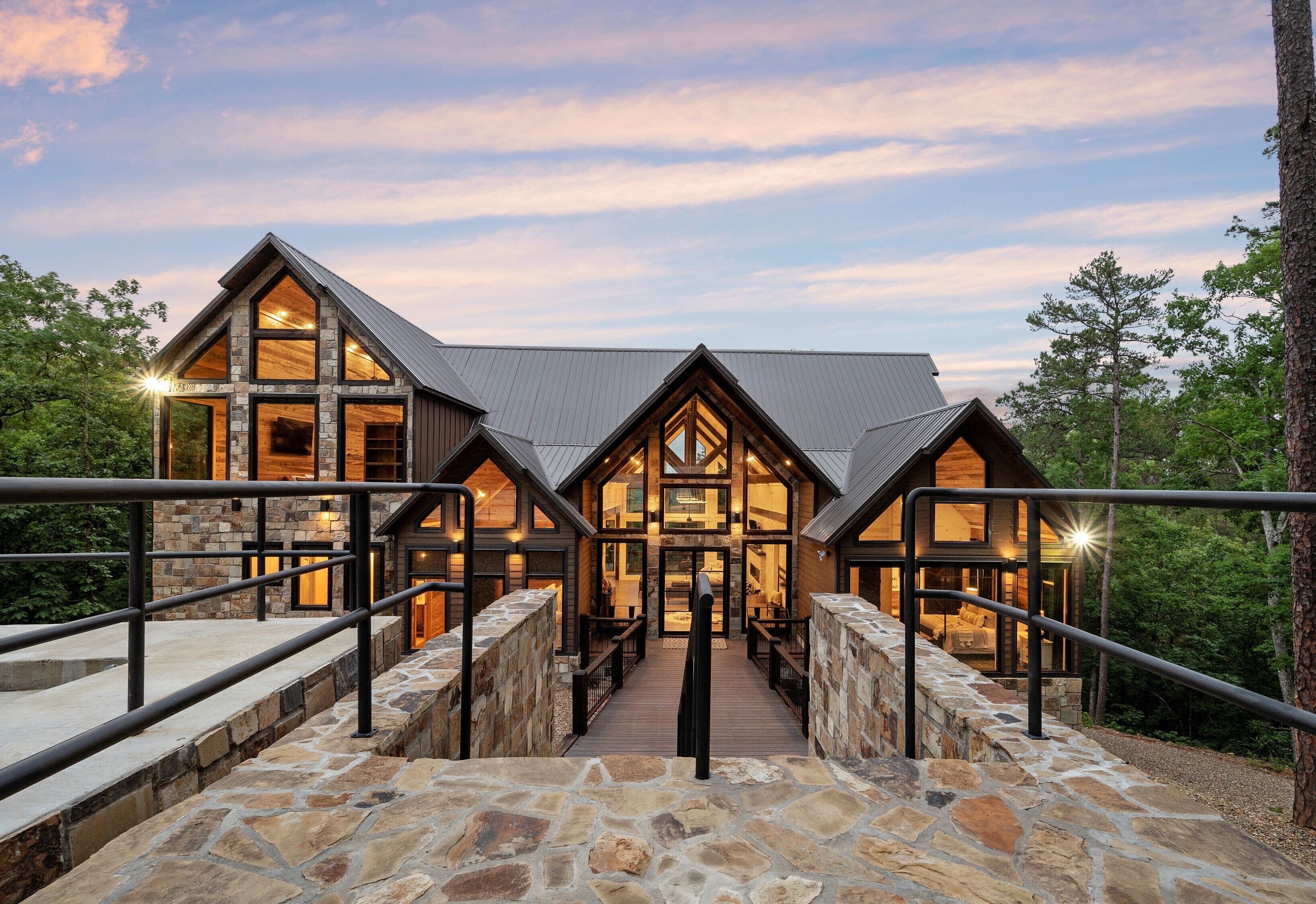 Modern Moose Lodge-Ultra-Luxury Cabin w/ ALL the Amenities! Sleeps 20