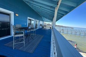 Outdoor dining - Bayfront Retreat on Copano w/ Private Pier- Fish & Refresh (Rockport)
