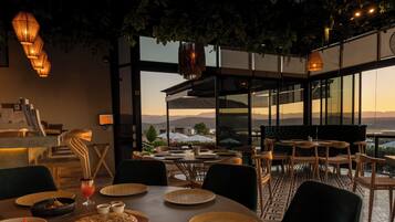 Serveert ontbijt, lunch, diner, lokale en internationale gerechten