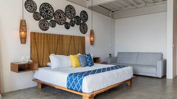 Een minibar, een kluis op de kamer, gratis wifi, beddengoed