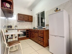 Fridge, microwave, oven, coffee/tea maker