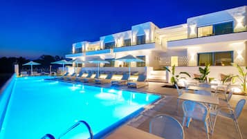 Outdoor pool, pool umbrellas, sun loungers