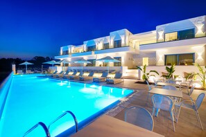 Outdoor pool, pool umbrellas, sun loungers - Narciso Luxury Suites (Thasos)