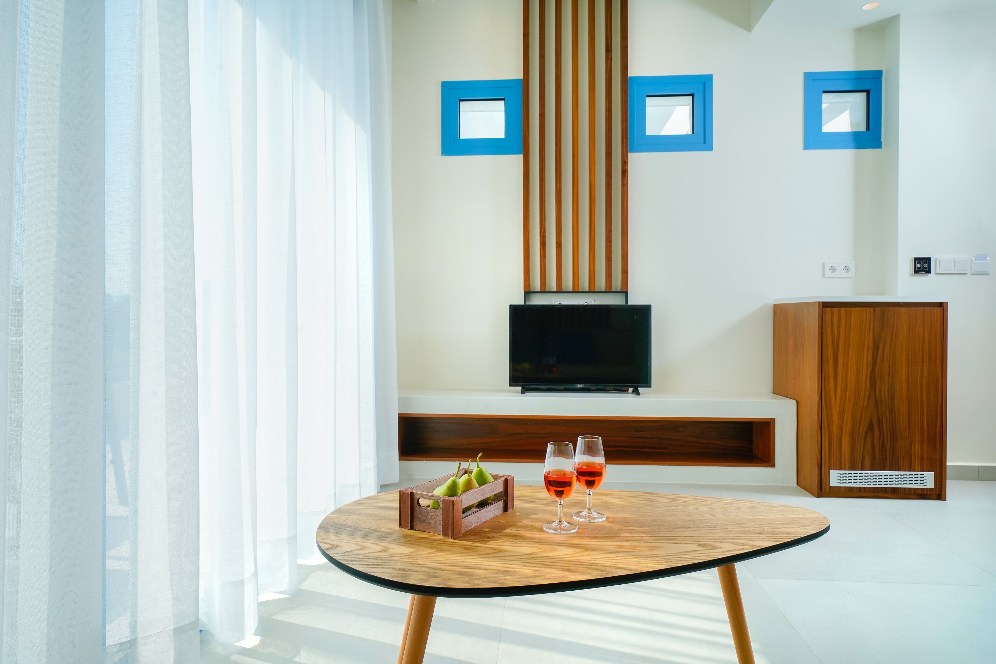 Elite VIP Suite, Outdoor Hot Tub | Living area | 20-inch Smart TV with satellite channels, TV