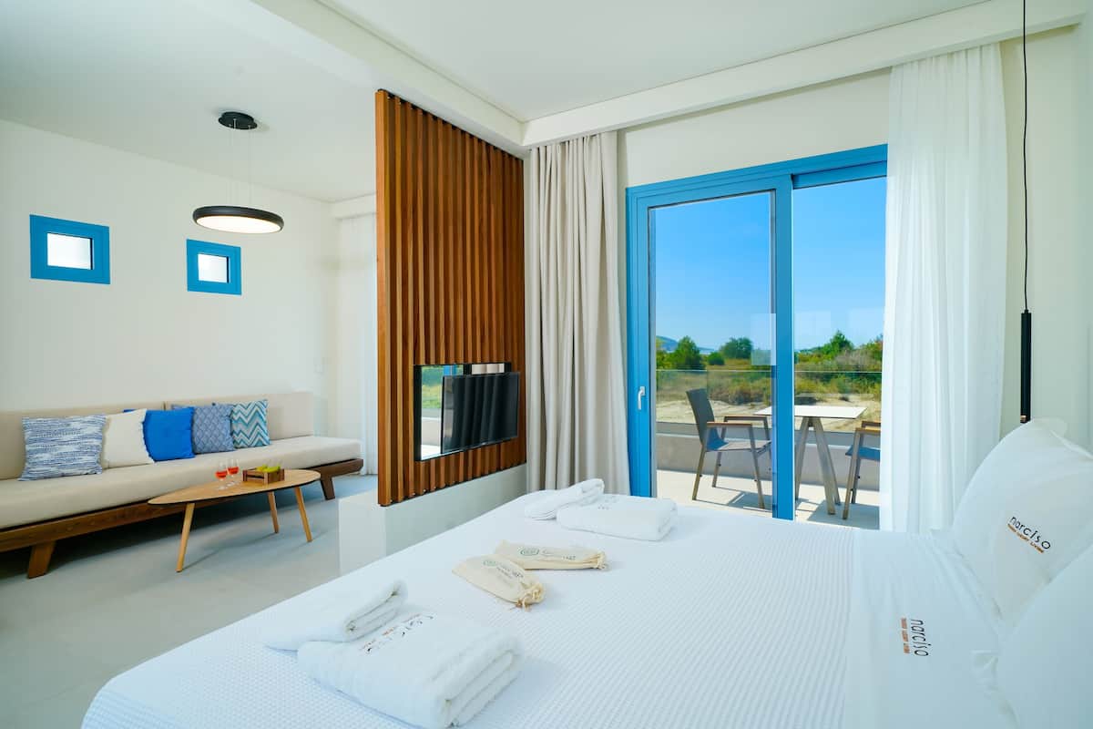 Deluxe Suite, Outdoor Hot Tub | Premium bedding, pillow-top beds, individually decorated