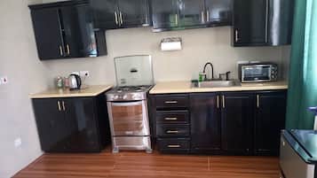 Comfort Studio Suite | Private kitchen | Fridge, oven, stovetop, electric kettle