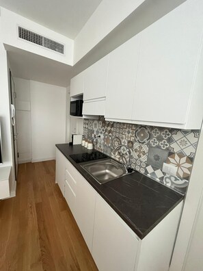 Kühlschrank, Mikrowelle, Ofen, Geschirrspüler