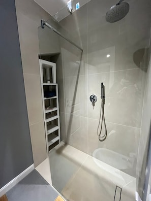 Shower, hair dryer, bidet, towels - The Small White House in Milan (Milano)