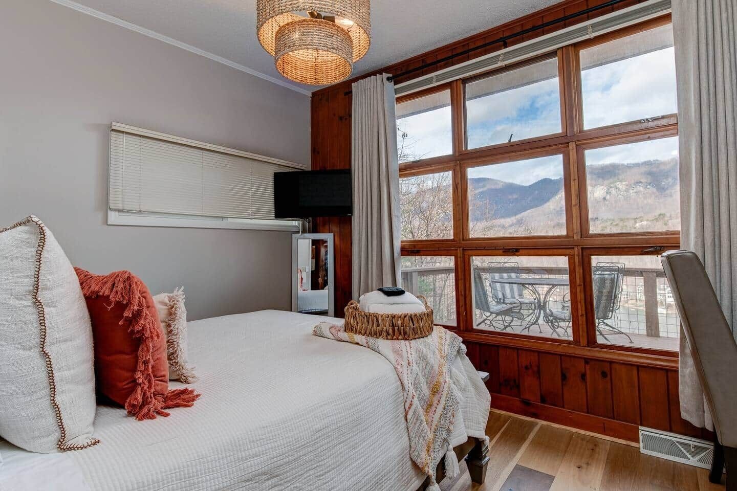 3 habitaciones, escritorio y tabla de planchar con plancha 