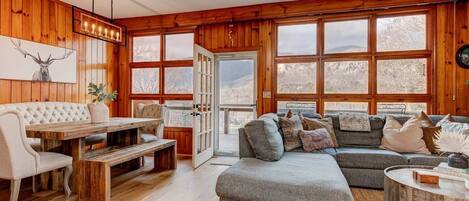 Een smart-tv, een open haard, boeken en een filmbibliotheek