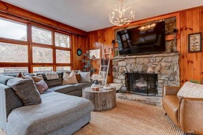 Smart TV, chimenea, libros, videoteca