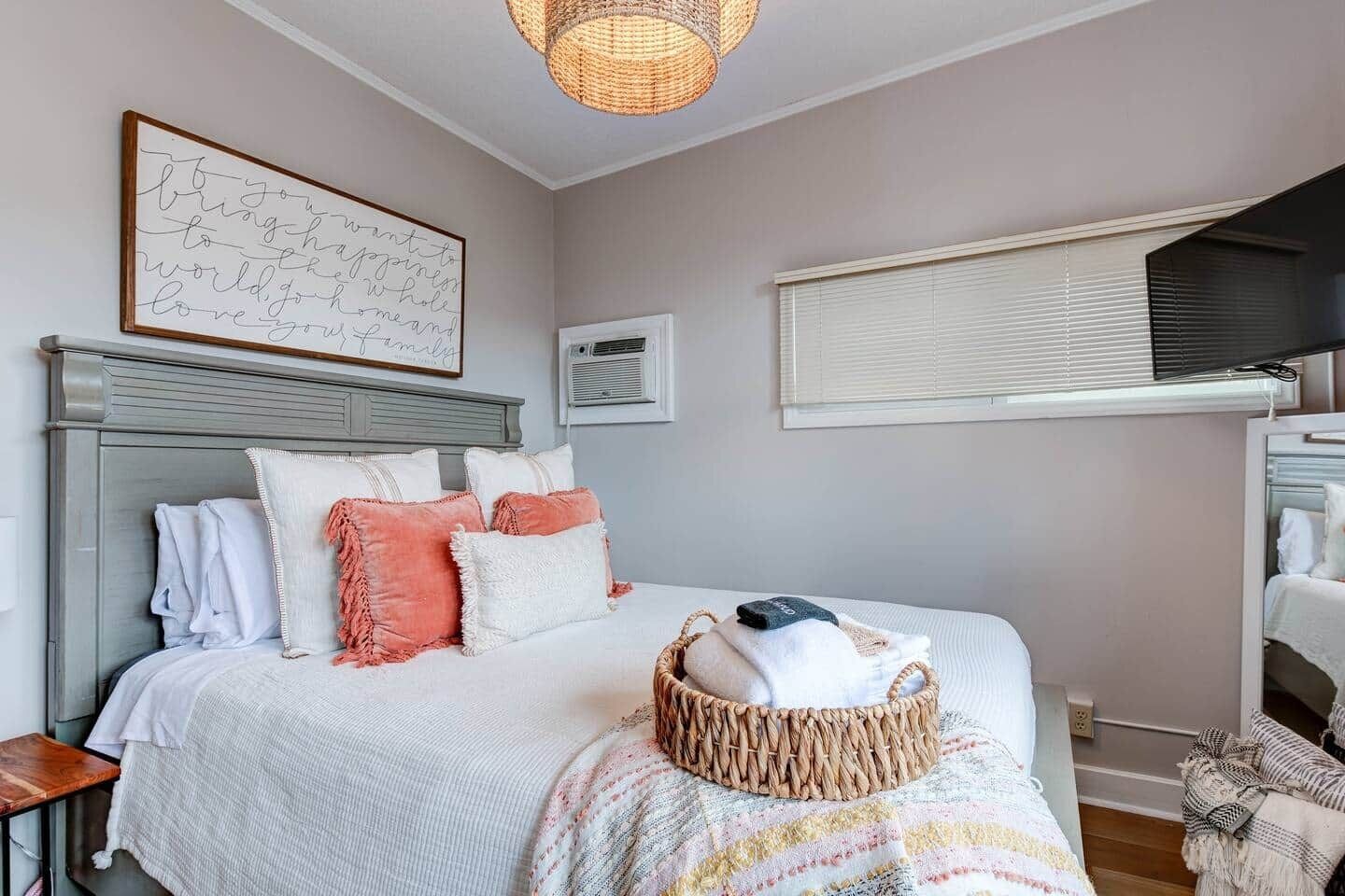 3 soverom, skrivebord, strykejern/-brett og reiseseng for barn