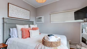 3 soverom, skrivebord, strykejern/-brett og reiseseng for barn