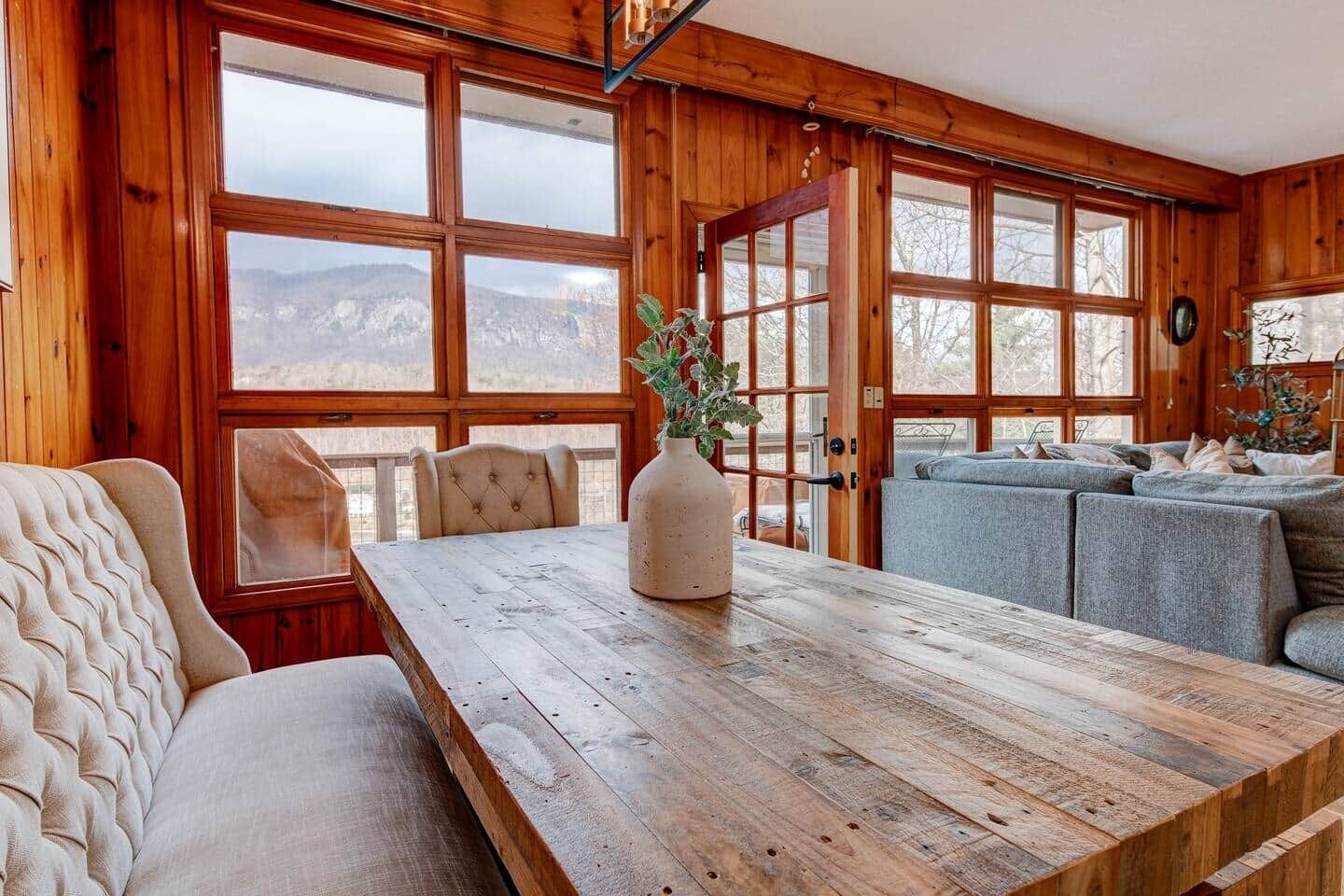 Smart TV, chimenea, libros y videoteca 