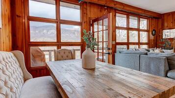 Smart-tv, een open haard, boeken en een filmbibliotheek