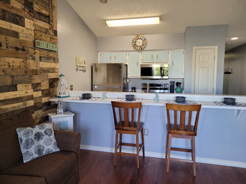 8 minutes from the oceanfront in a golfing community