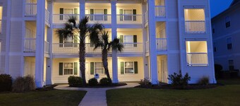 8 minutes from the oceanfront in a golfing community