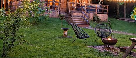 Studio, 1 King Bed | Outdoor dining