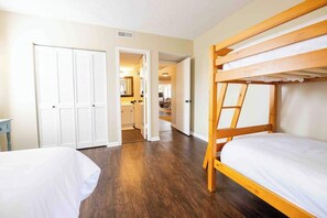 2 habitaciones, tabla de planchar con plancha, wifi y ropa de cama 