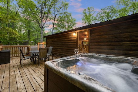 屋外ダイニングエリア. 2.8mi to Park - Dog Friendly - Backyard Creek