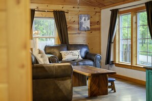 Smart TV - 2.8mi to Park - Dog Friendly - Backyard Creek (Broken Bow)