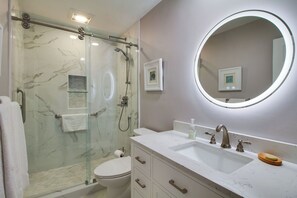 Villa, varias camas, cocina (1020 Caravel Court) | Baño | Amenidades de baño de diseñador y toallas 