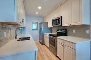 Villa, Multiple Beds, Kitchen (1020 Caravel Court) | Private kitchen | Fridge, microwave, oven, stovetop