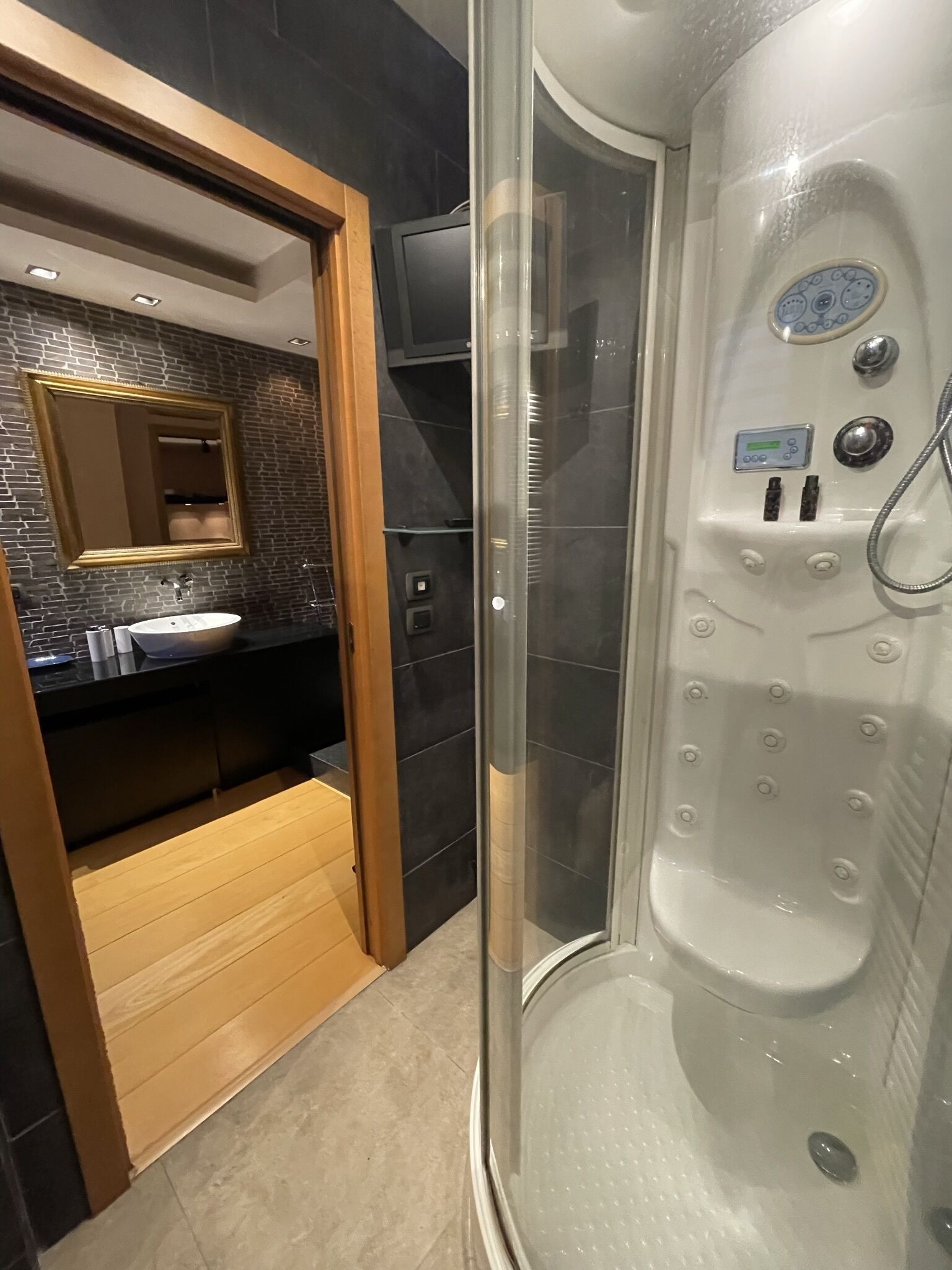 Vasca, vasca idromassaggio, asciugacapelli, bidet