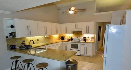 Peaceful Home 5 miles from WEC and 8 miles from Hits