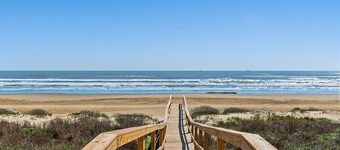 Spacious Coastal Escape + 3 King Ensuites + Bunkroom Ensuite + Beach Gear