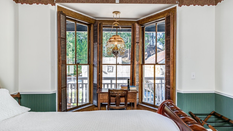 The Dutch Flat Hotel