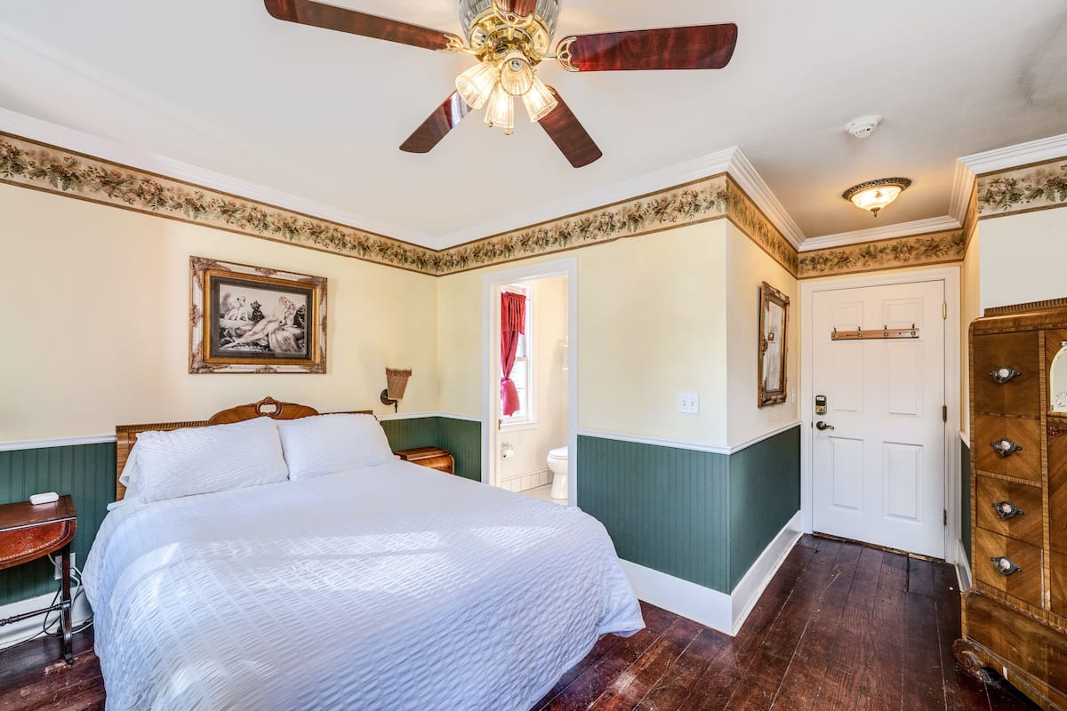 Mountain Top | Premium bedding, pillowtop beds, individually decorated