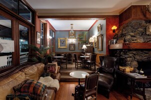 Se sirven almuerzos y cenas, con vista al jardín 