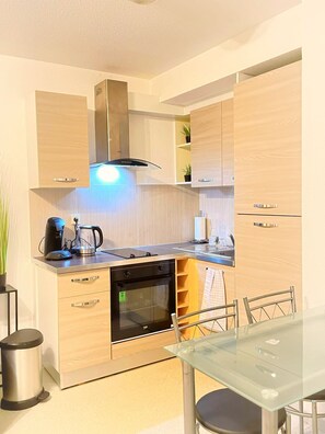 Réfrigérateur, micro-ondes, four, plaque de cuisson