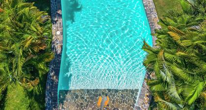 House downtown/pool/150 M beach, bars