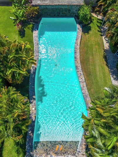 House downtown/pool/150 M beach, bars