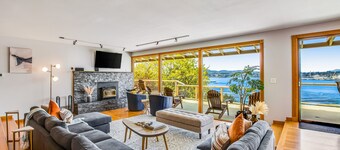 Dog-friendly retreat - huge deck w/ panoramic sound views & jetted tub