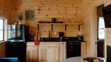 Køleskab, ovn, kogeplade, kaffe-/temaskine