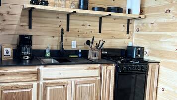 Fridge, oven, stovetop, coffee/tea maker