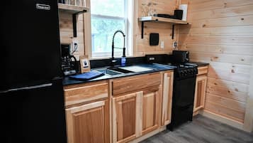 Køleskab, ovn, kogeplade, kaffe-/temaskine