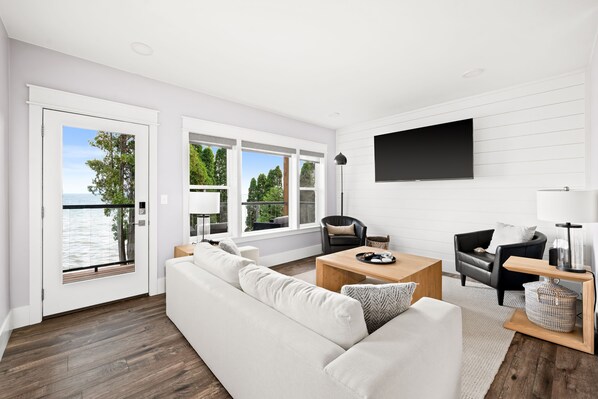 Smart-tv, eldstad och böcker