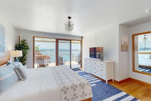 5 bedrooms, internet, bed sheets - Two homes in one - panoramic sound views - two kitchens, fireplaces & jetted tub (Port Orchard)