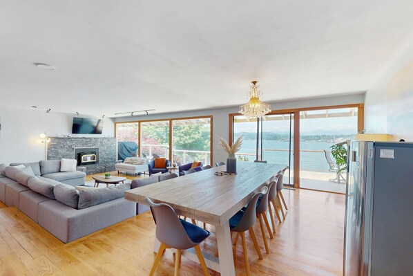 Una televisión, un futbolín