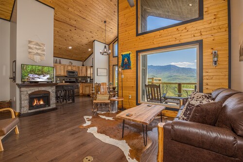 Modern Cabin With Unbelievable View and Great Location with large hot tub!!
