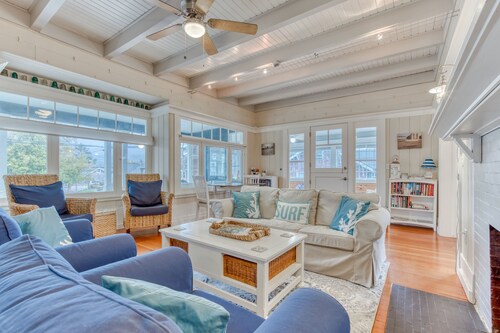 Historic home one block to beach with sunroom, porch swing, & amazing locale