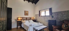 2 slaapkamers, een bureau, een strijkplank/strijkijzer, reisbedje