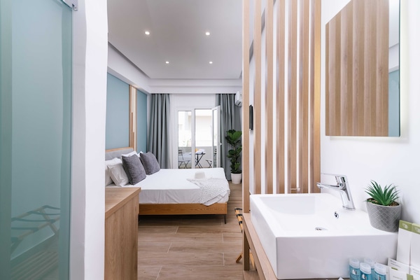 Deluxe Studio Suite | Peralatan tempat tidur premium, busa memori, peti besi dalam bilik