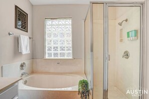 Eco-friendly toiletries, hair dryer, towels, soap - Billy Mills xxxxxxxx (Austin)