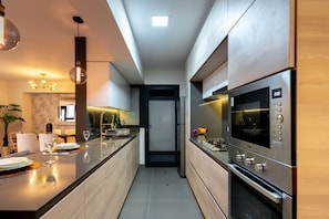 Deluxe Apartment, Poolside | Private kitchen